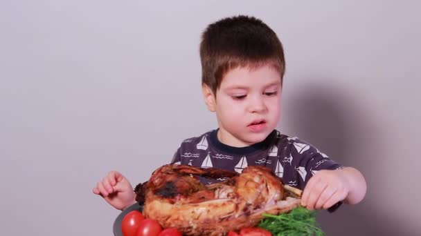一个3 4岁的男孩吃兔子肉 儿童和肉类的适当营养 — 图库视频影像