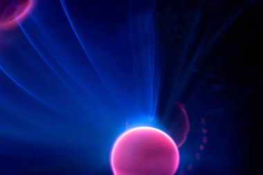 Plazma elektrikli ışıklı lamba. Etkileyici bir uzay videosu, yakın çekim, koyu arkaplanda mavi alevler var..