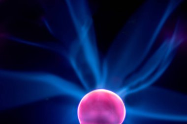 Plazma elektrikli ışıklı lamba. Etkileyici bir uzay videosu, yakın çekim, koyu arkaplanda mavi alevler var..