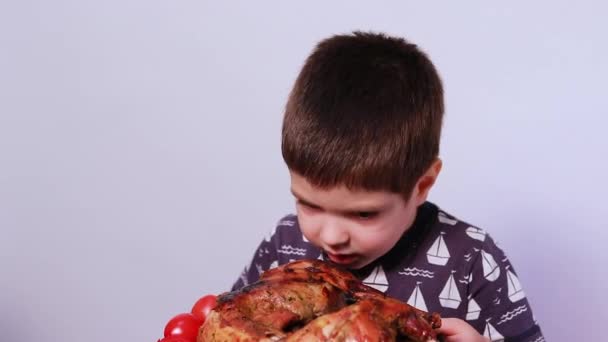 Маленький Мальчик Лет Держит Блюдо Кроличьим Мясом Нюхает Набухает Здоровое — стоковое видео