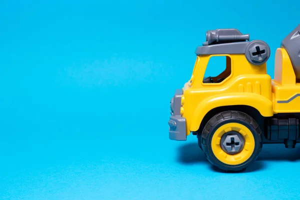 Camion Plastic Fundal Albastru Spațiu Pentru Text Jucărie Pentru Copii — Fotografie, imagine de stoc