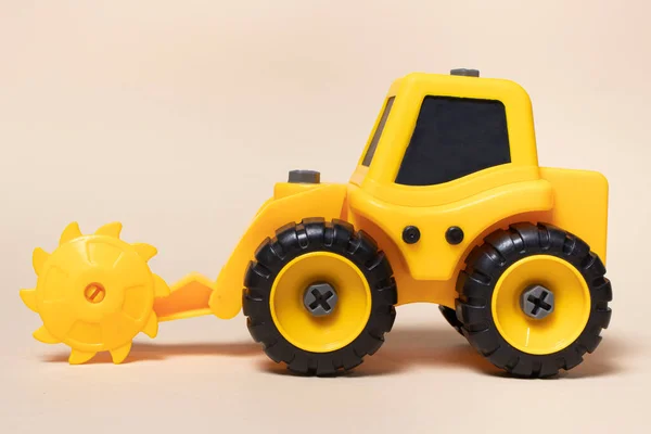 Іграшковий Жовтий Трактор Круглою Пилкою Деревини Бежевому Світлому Фоні Будівельні — стокове фото