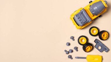 Kamyon karıştırıcı makinesinin tasarımcısını metin için kopyalama alanı olan bir bej üzerinde toplamak için bir takım parçalar ve araçlar. Makinenin tornavida ve dişlileri, sökülebilir ve monte edilebilir..