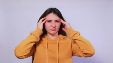 Bir kadın baş ağrısı, migren, baş ve tapınak masajı yaptırır. Kafatası basıncında artış var. İlaç ve baş ağrısı tedavisi