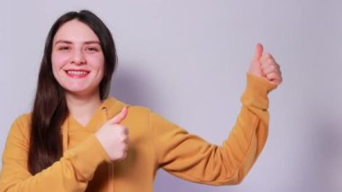 Kadın başparmağını kaldırıyor ve gülümsüyor. Satışlar, tanıtım ürünleri, satış ve indirimler için videolar