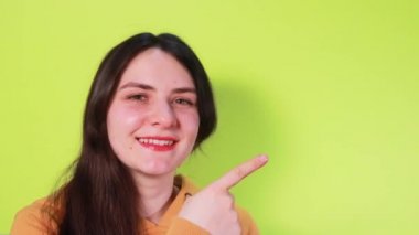 Ağzını açmış tatmin olmuş bir kadının portresi sarı arka plandaki mağazalarda yapılan indirimlerden şok oldu.