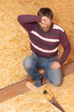 Bir marangoz bir yonga tahtasını testereyle keser. Ev ya da daire tamiri..