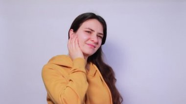 Kadının kulak iltihabı, enfeksiyon ve otit iltihabı var. Geçici alt çene ekleminde kireçlenme, osteoartrit ve çenede ağrı, mastoiditis.