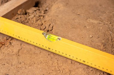 İnşaat sahasında inşaat balonu seviyesi, zemini düzleştiriyor. Ev ya da apartman yenilenmesi, inşaat şirketi.