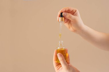 Kirpikler için hintyağı ve damlatıcıyla cam kavanozda büyüyen saçlar için kaşlar..