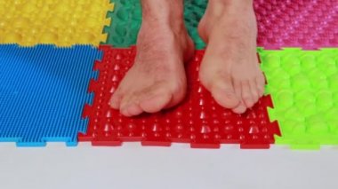 Erkeklerin ayakları ayak parmaklarında ortopedik minderler üzerinde yürür. Yetişkinlerde düz taban önleme, ayak masajı ve yorgunluğu azaltma.
