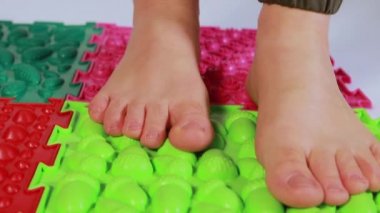 Erkeklerin ayakları ayak parmaklarında ortopedik minderler üzerinde yürür. Yetişkinlerde düz taban önleme, ayak masajı ve yorgunluğu azaltma.