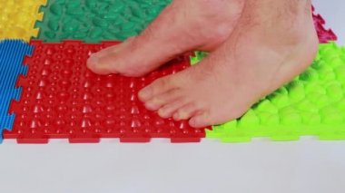 Erkeklerin ayakları ayak parmaklarında ortopedik minderler üzerinde yürür. Yetişkinlerde düz taban önleme, ayak masajı ve yorgunluğu azaltma.