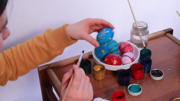 Uma Mulher Pinta Ovo Páscoa Com Pinturas Guache Pintura Ovos — Vídeo de Stock