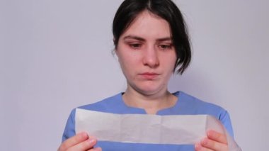Kardiyolog akut miyokardiyal enfarktüsü olan bir hastanın elektrokardiyogramını gösteriyor. Kalp ve kardiyovasküler hastalıklar, kardiyoloji ve kardiyografi