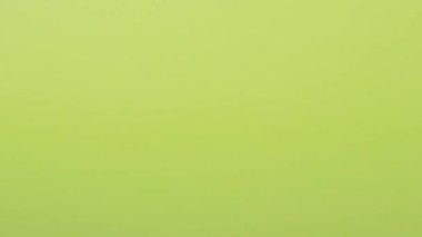 Mutlu Paskalyalar 'ın komik ve gerekli videosu. Renkli boyalı yumurtalar yuvarlanıyor ve sarı arka planda birbirlerine vuruyorlar. Bayram indirimleri ve satışlarla ilgili Paskalya tanıtımı.