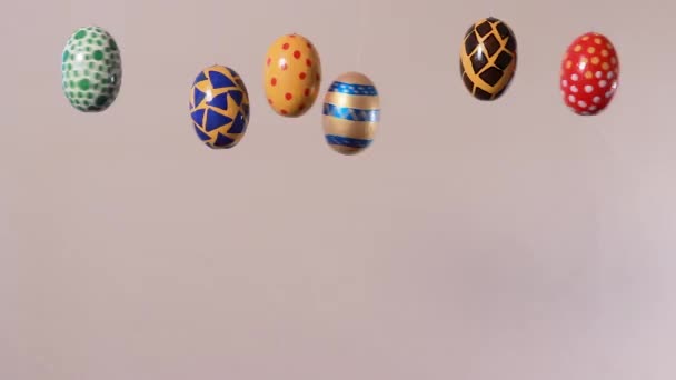 Renkli Paskalya yumurtaları açık bej arka planda sallanıyor ve mesaj için yer var. Paskalya indirimi ya da indirim, eğlenceli dönen yumurtalar. — Stok video