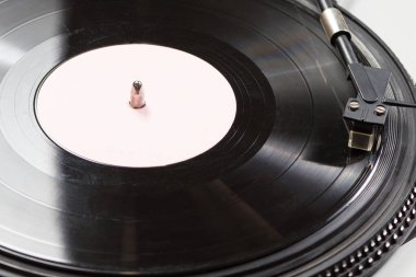 Gramofon müzik çalarken kullanılan antika bir plak plağı. Metin için yer.