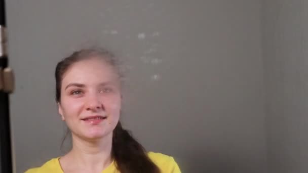 Uma Mulher Bonita Amarelo Brilhante Shirt Sorri Espelho Limpeza Com — Vídeo de Stock