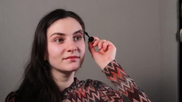 Una Giovane Bella Donna Bruna Dipinge Gli Occhi Con Mascara — Video Stock