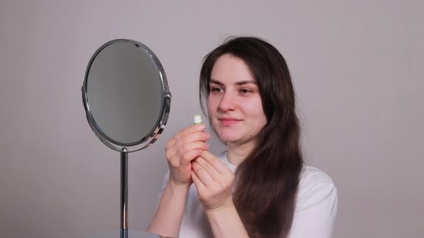 Una Hermosa Joven Frente Espejo Pinta Los Labios Con Bálsamo — Vídeo de stock