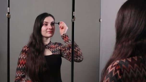 Eine Junge Schöne Brünette Frau Bemalt Ihre Augen Vor Einem — Stockvideo