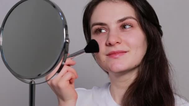 Belle Femme Brune Mignonne Devant Miroir Poudrant Avec Une Brosse — Video