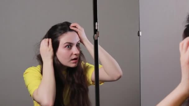 Een Vrouw Onder Brunette Met Lang Haar Staat Voor Een — Stockvideo