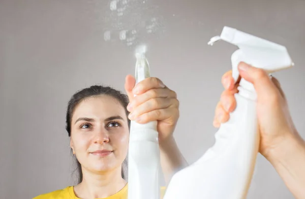 Die Putzfrau Reinigt Den Spiegel Mit Einem Wasserspender Und Fensterputzer — Stockfoto