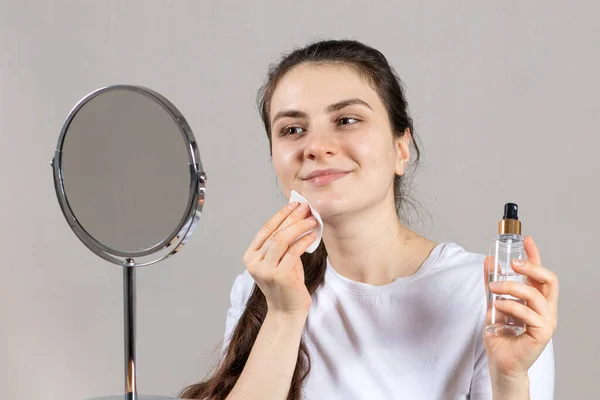 Egy Éves Arc Nyaki Tonikot Vattapamacsot Tart Ránctalanító Bőrápolás Vitaminok — Stock Fotó