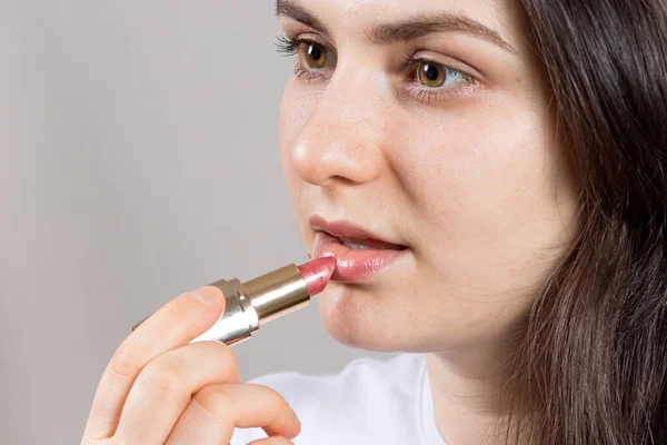 Wanita Berambut Cokelat Cantik Mengecat Bibirnya Dengan Lipstik Depan Cermin — Stok Foto