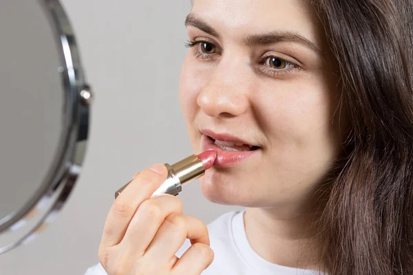 Mooie Brunette Verft Haar Lippen Met Lippenstift Voor Spiegel Natuurlijke — Stockfoto