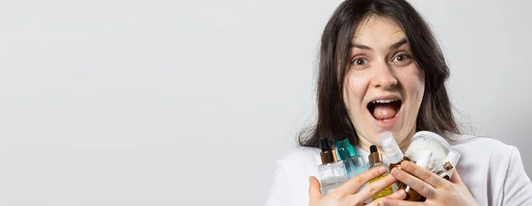 Una Chica Feliz Tiene Mucho Maquillaje Sus Manos Frascos Tubos —  Fotos de Stock