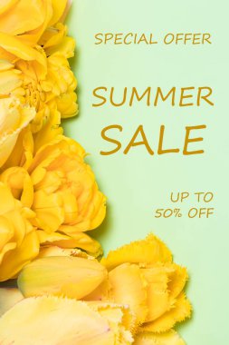 Sarı yeşil dikey pankart, özel yaz indirimi ile yüzde 50 'ye kadar indirimli özel bir teklif sunuyor. Mağazalarda indirim.