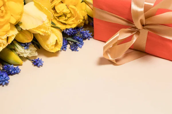Gyönyörű Üdvözlőlap Helyet Szöveg Másolás Hely Sárga Tulipán Virágok Ajándék — Stock Fotó
