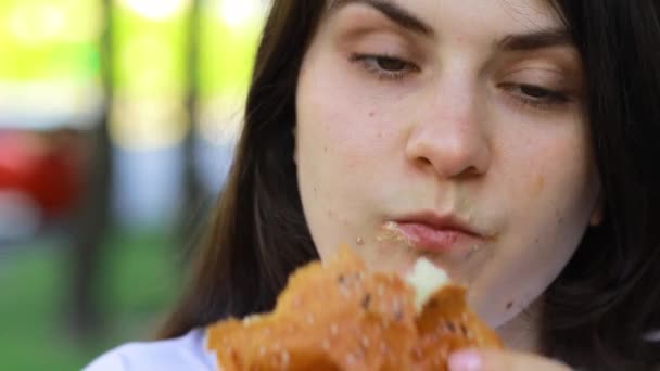 Mujer Morena Come Exceso Una Hamburguesa Calle Gluttonía Exceso Calorías — Vídeos de Stock