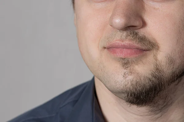 Een Blanke Man Met Een Half Geschoren Baard Plaats Voor — Stockfoto