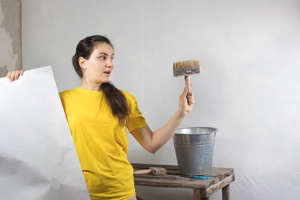 Una Mujer Reparador Pega Papel Pintado Blanco Pared Trabajos Reparación — Foto de Stock