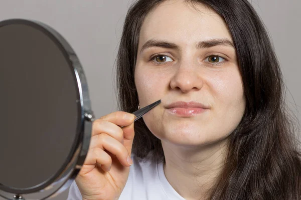 Una Mujer Delante Espejo Arrancando Pelos Por Encima Labio Superior — Foto de Stock