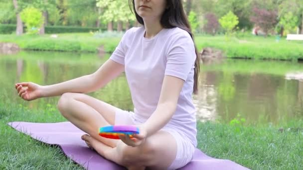 Egy Meditál Természetben Megeszik Egy Újrahasznosítható Buborékfóliát Kibontja Antistress Játékát — Stock videók