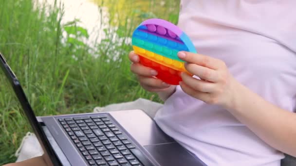 Una Mujer Freelancer Estudiante Trabaja Ordenador Portátil Naturaleza Hace Estallar — Vídeo de stock