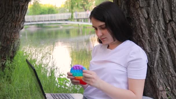 Žena Volné Noze Nebo Student Pracuje Notebooku Přírodě Praskne Opakovaně — Stock video