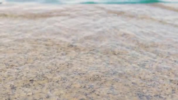 Ένα όμορφο χαλαρωτικό βίντεο με τρεχούμενο νερό από μια πέτρινη κρήνη. Διαλογισμός και χαλάρωση. Κοντινό πλάνο. — Αρχείο Βίντεο