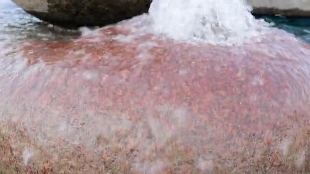 Un hermoso video relajante de agua que fluye de una fuente de piedra. Meditación y relajación. Primer plano. — Vídeo de stock