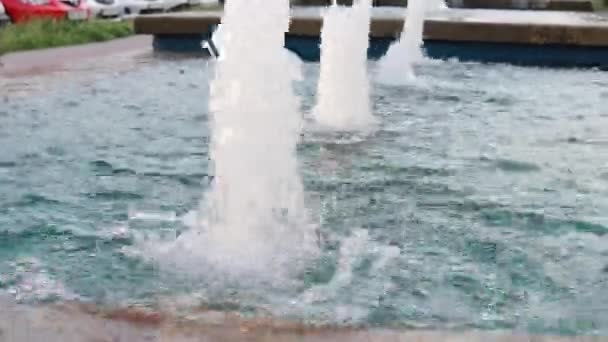 Um belo vídeo calmante de água corrente de uma fonte. Meditação e relaxamento. Close-up. — Vídeo de Stock