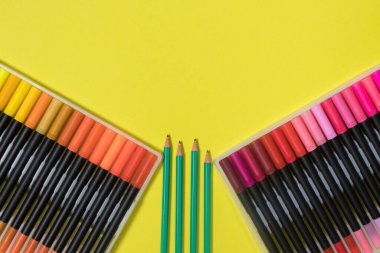 Sarı arka planda renkli keçeli kalemler ve kalemler. Üstten okunacak bir yer de var. Kırtasiye mağazası için parlak bir afiş.