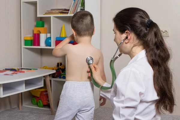 聴診器のある子供の小児検査.小さな男の子と小児科医. — ストック写真