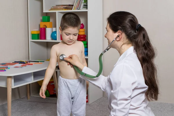 Pediatrisch onderzoek van een kind met stethoscoop. Kleine jongen en kinderarts. — Stockfoto