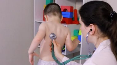 Çocuk doktoru 3-4 yaşındaki küçük bir çocuğun akciğerlerini ve kalbini düzeltecek. Pediatri, ev tabanlı doktor randevusu.