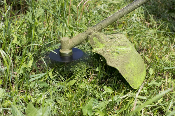 El yapımı bir çim biçme makinesi yazın bahçede çimleri biçer. Bahçe malzemeleri mağazası için.. — Stok fotoğraf